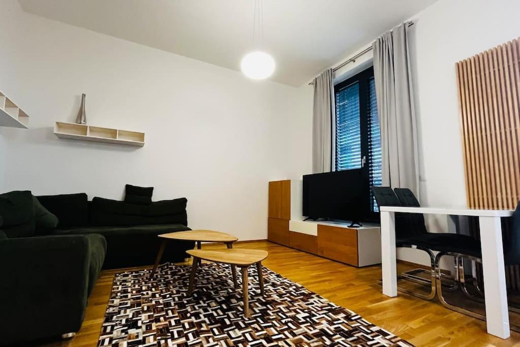Apartment Holesovice, Garden, Garage Прага Екстериор снимка