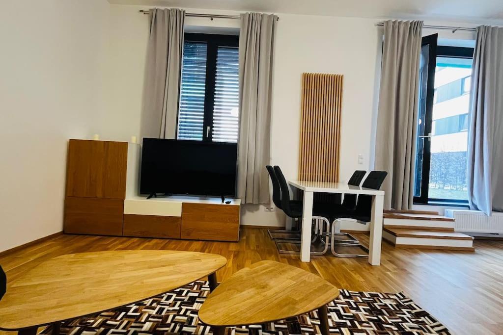 Apartment Holesovice, Garden, Garage Прага Екстериор снимка